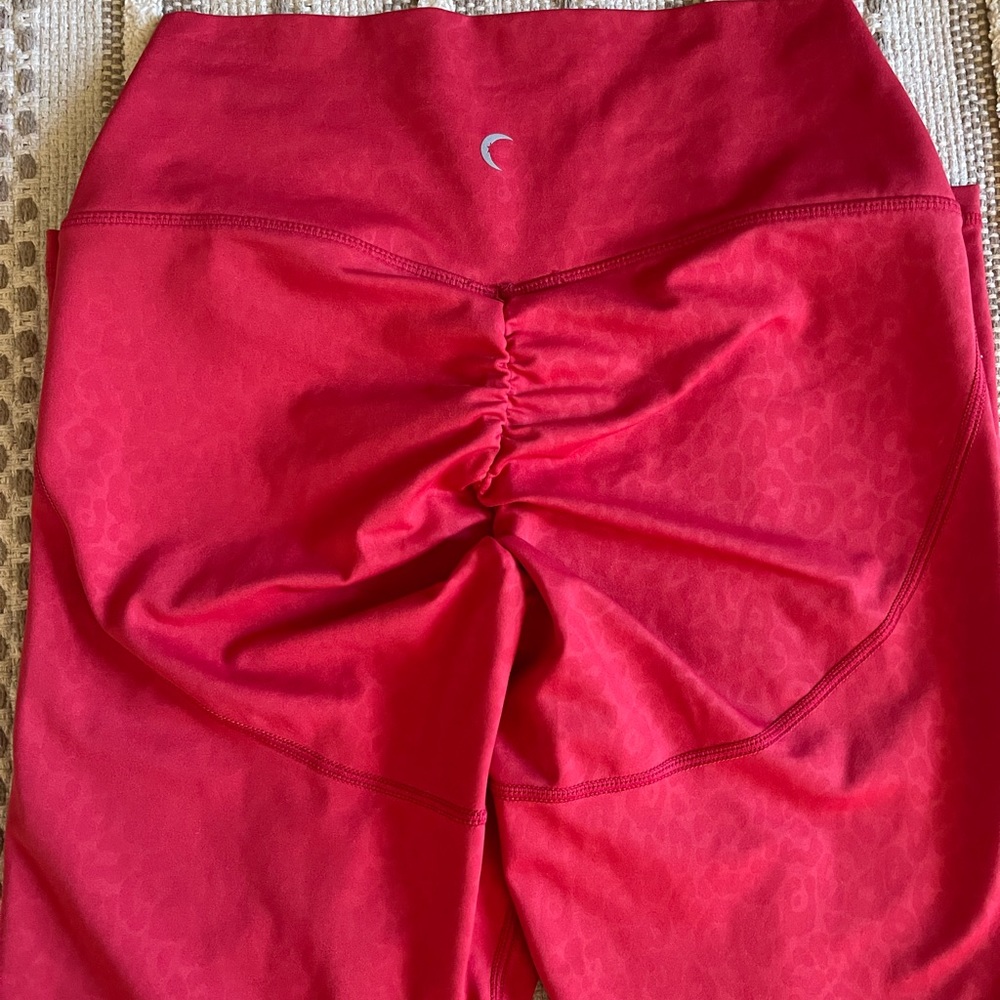 Scrunchie Butt Zyia Red Leopard Leggings